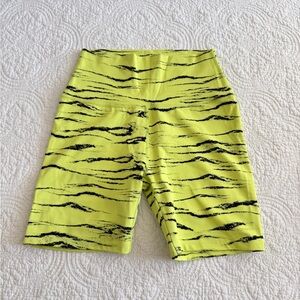 Beyond Yoga Bike Shorts Neon Yellow Zebra Jacquard Size Medium